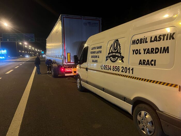 Otoyolda tır lastik tamiri yapan mobil lastik yol yardım aracı